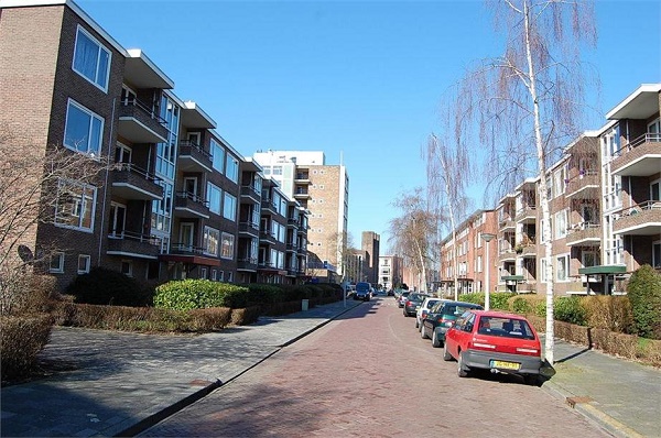 Snelliusstraat uit zicht op kerk Neboflat